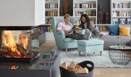 Príjemné posedenie pred krbom