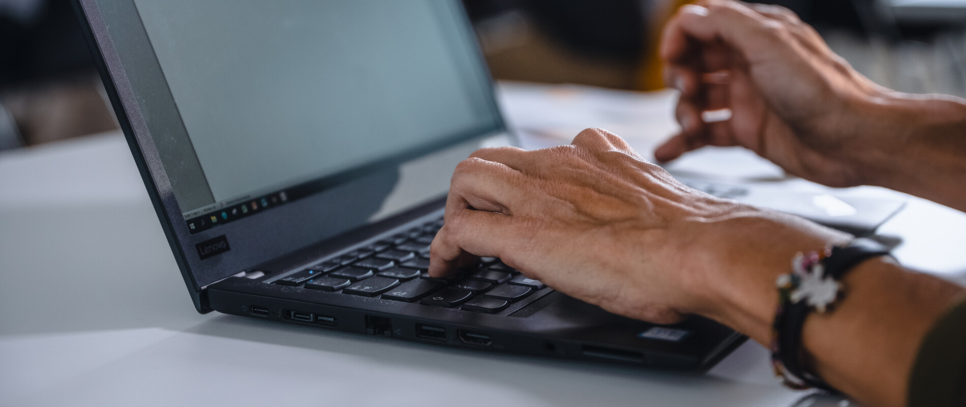 Laptopot használó hölgy