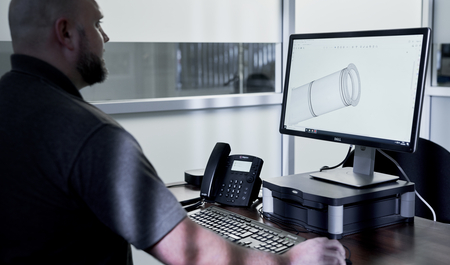 Schiedel Mitarbeiter erstellt technische Zeichnung von Edelstahl-Abgassystem