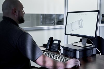 Schiedel Mitarbeiter erstellt technische Zeichnung von Edelstahl-Abgassystem