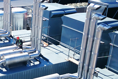 Schiedel Mitarbeiter prüft Abgassystem einer bestehenden Großanlage