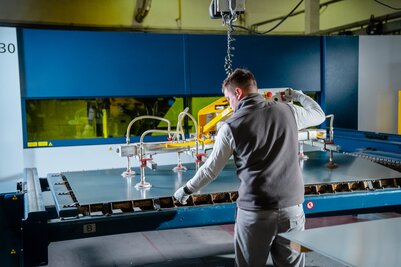 Schiedel Mitarbeiter bedient Maschine in einer Schiedel Produktion für Edelstahl Abgassysteme