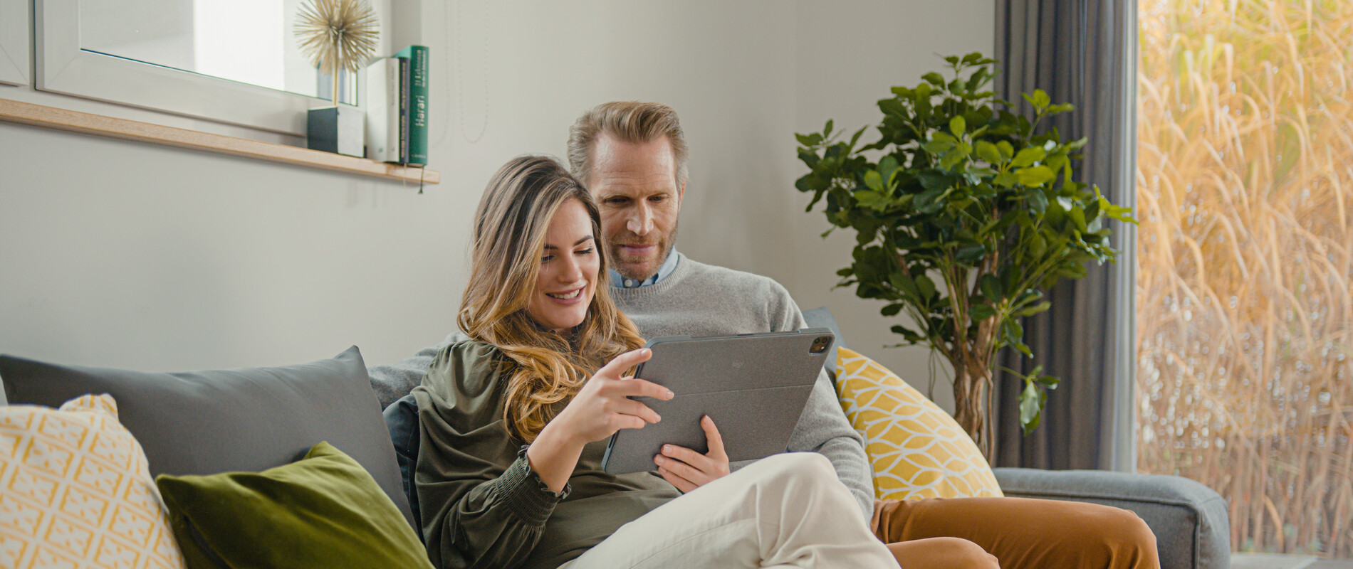Pärchen auf dem Couch mit einem IPad