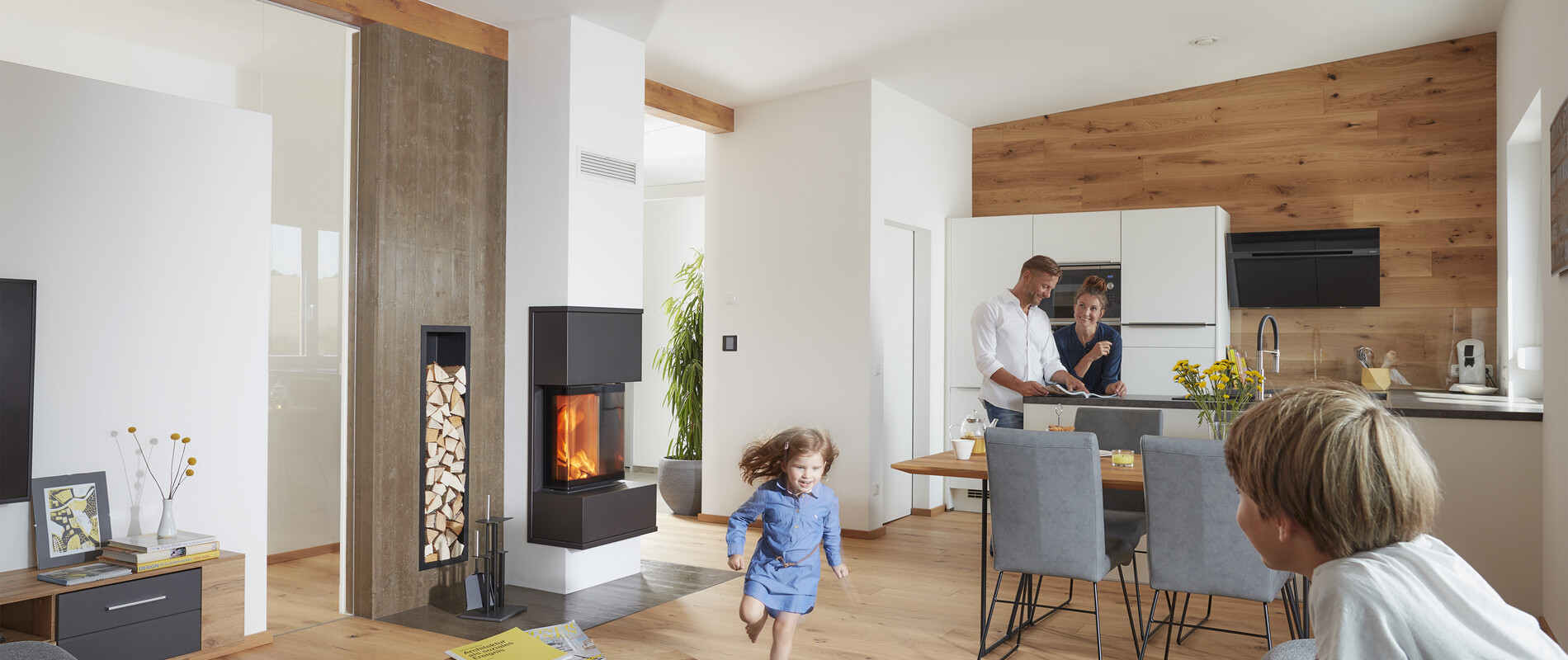 Obitelj sa veselom djecom borave u kuhinji