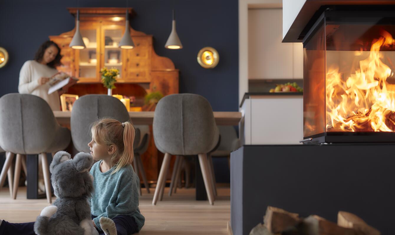 Barn som sitter ved peis