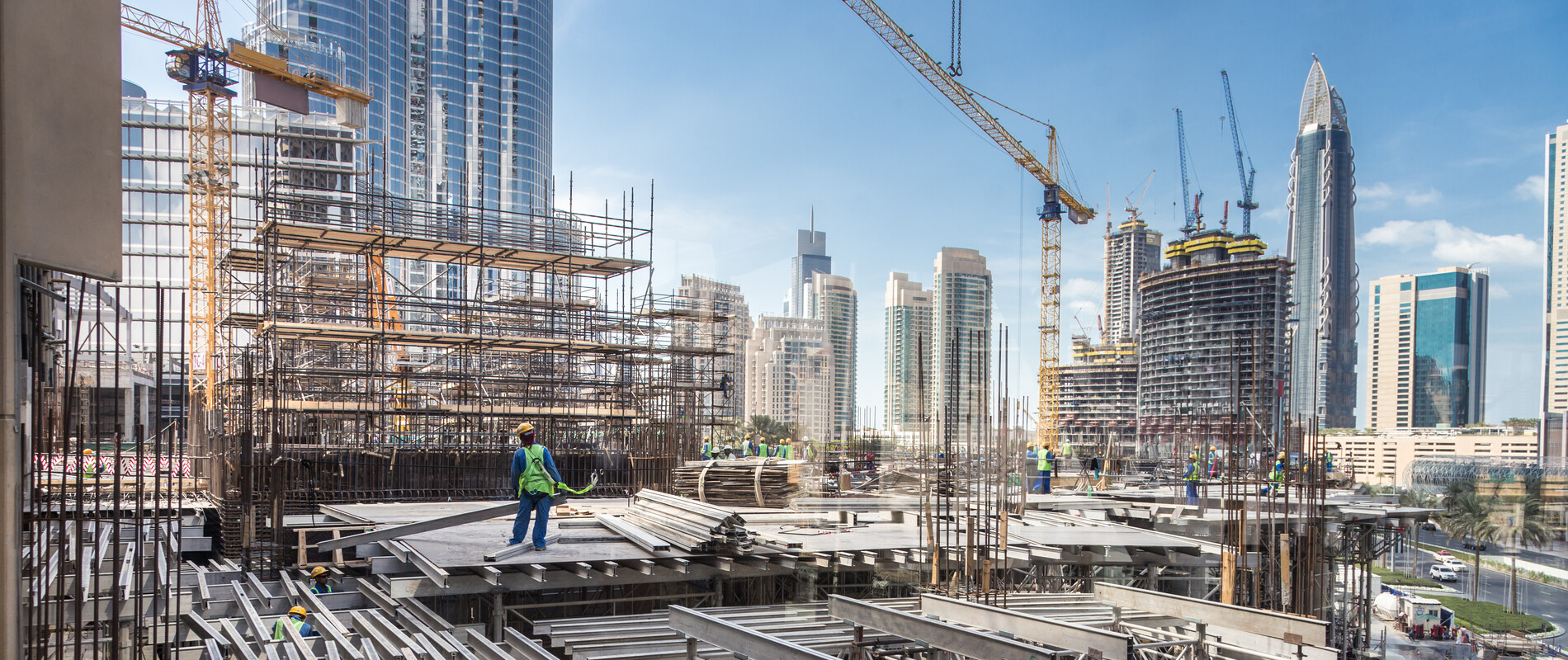 Baustelle mit tragenden Stahl-Stützkonstruktionen | © AdobeStock 294720283