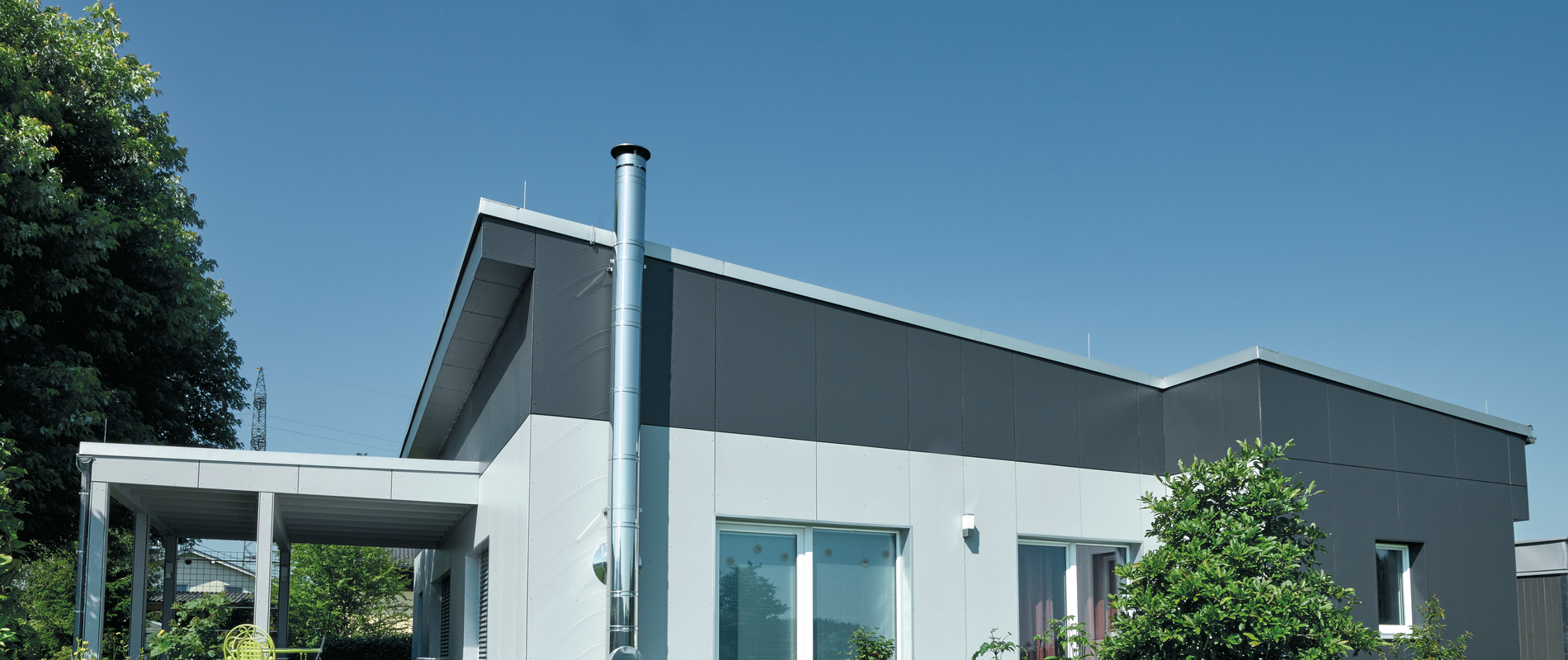 Kuća okrućena zelenilom sa Schiedel Kerastar sustavom dimnjaka