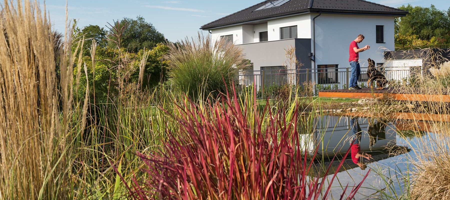 Prekrasna kuća kraj malog jezera