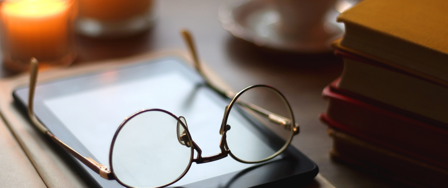 Okoseszköz és szemüveg klasszikus könyvek mellett