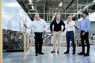 Schiedel Mitarbeiter besprechen Projekt