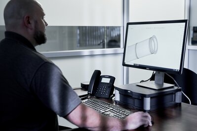 Medarbejder foran computer