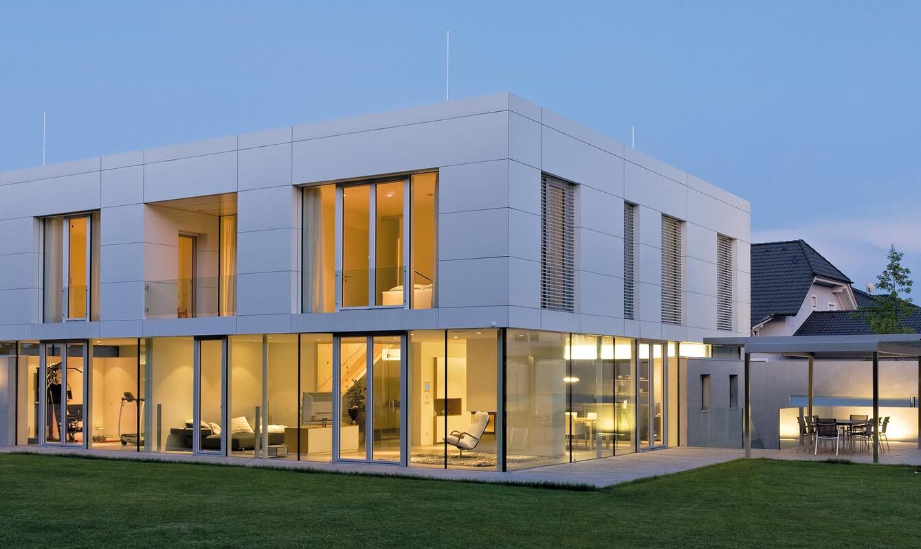 Modern, lapostetős lakóépület