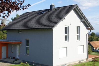 Rodinný dom s oplechovaným komínom v hrebeni strechy