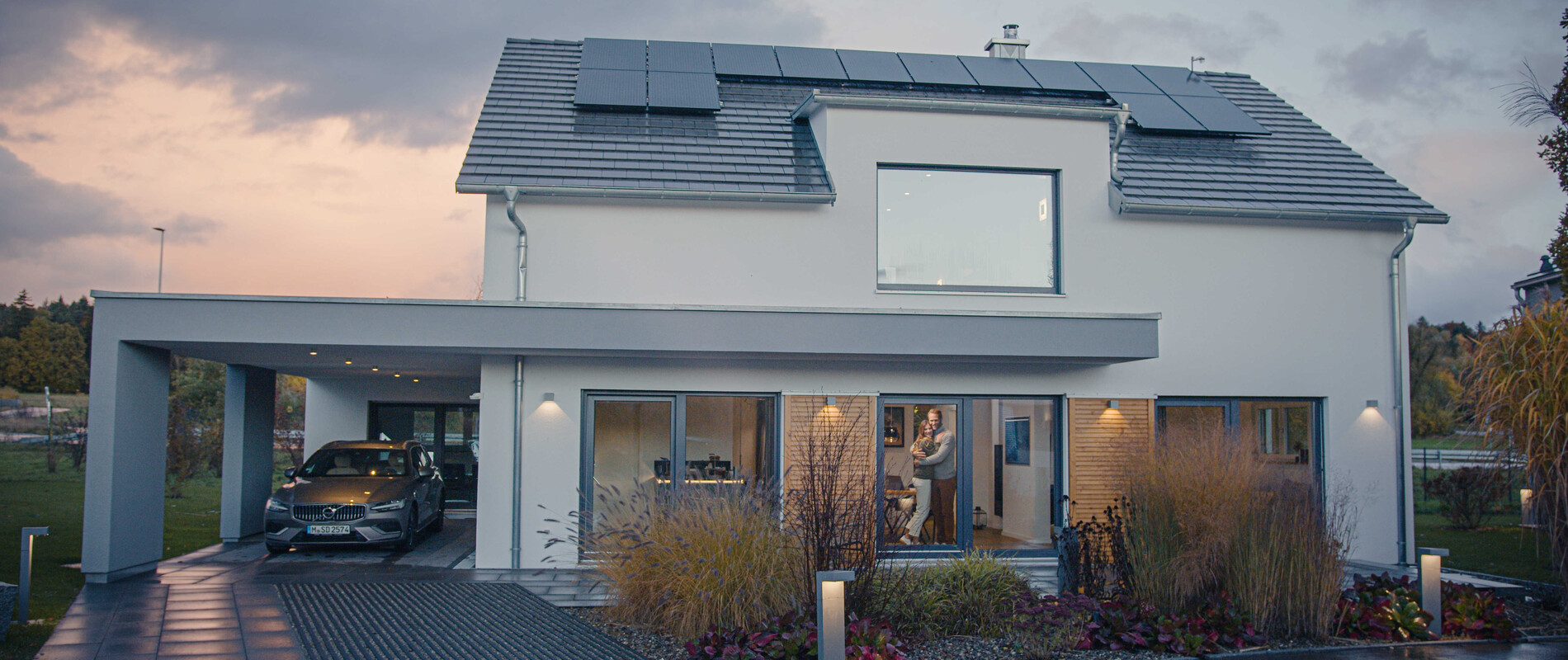 Moderna kuća sa dimnjakom iznad krova