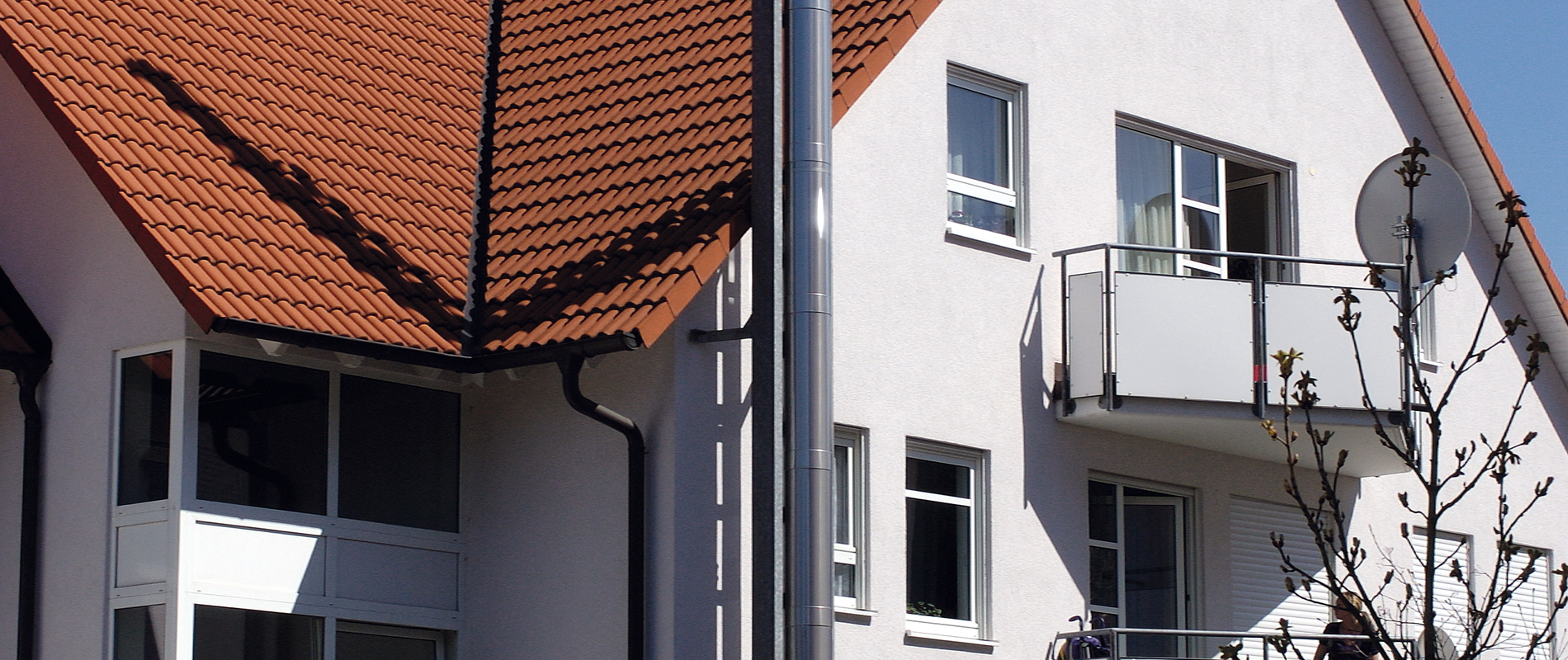 Komín na fasáde viacpodlažného bytového domu