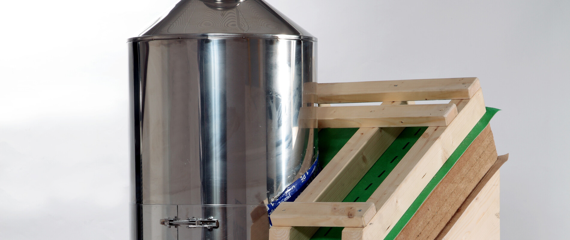 Díl ICS ZERO umožňuje bezpečný průchod nerezového komínu stropní a střešní konstrukcí.