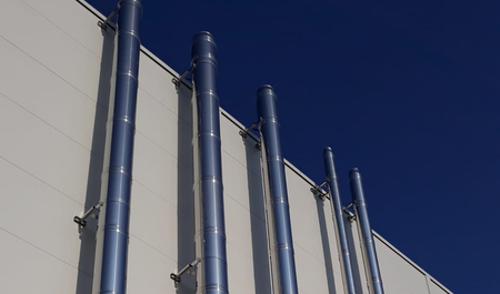 ICS kémények egy ipari pékség külső falán