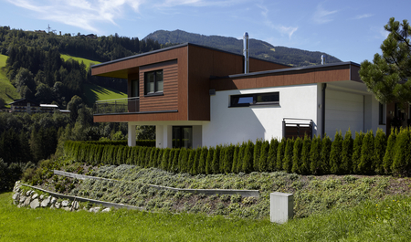 Rodinný dom s kovovým komínom