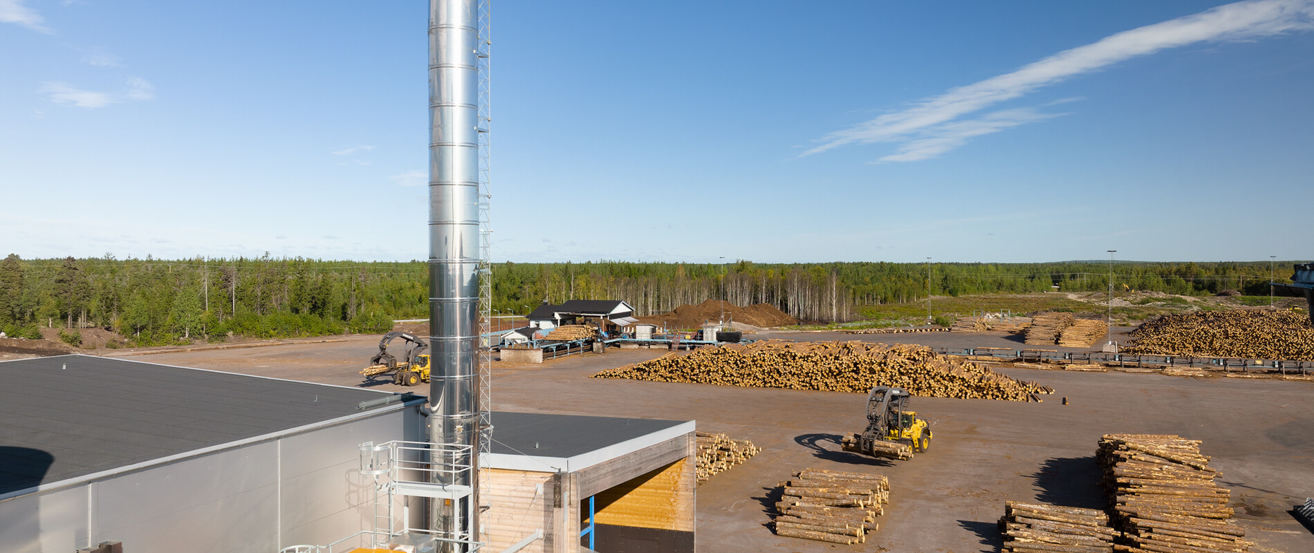 Stålskorsten på ett sågverk