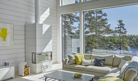 Fehér Permeter kémény egy világos nappaliban