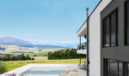 Modern ház Permeter szerelt fémkéménnyel