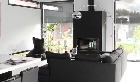 Fekete színű Permeter Smooth kémény egy kandalló fölött a nappali szobában.