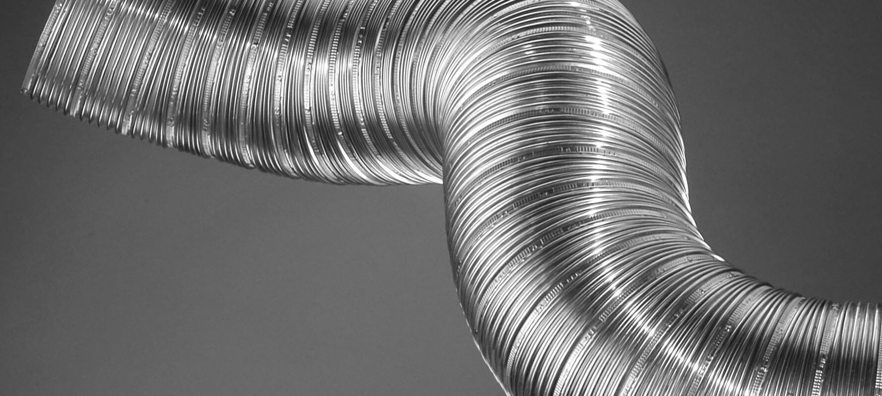 Ohebný nerezový systém pro uhýbané komíny