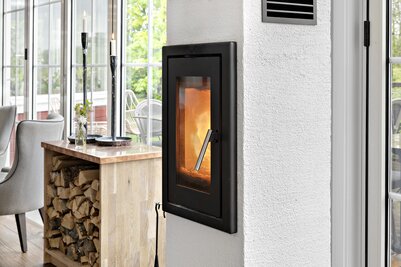 Kompakt og effektiv peisovn som gir både varme og hygge på liten plass.
