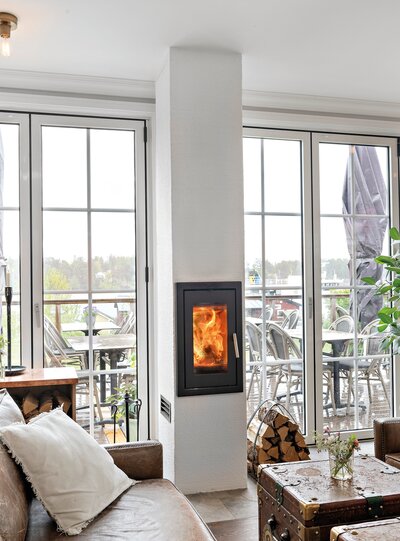 Plassbesparende peisovn med effektiv varmefordeling og moderne design.