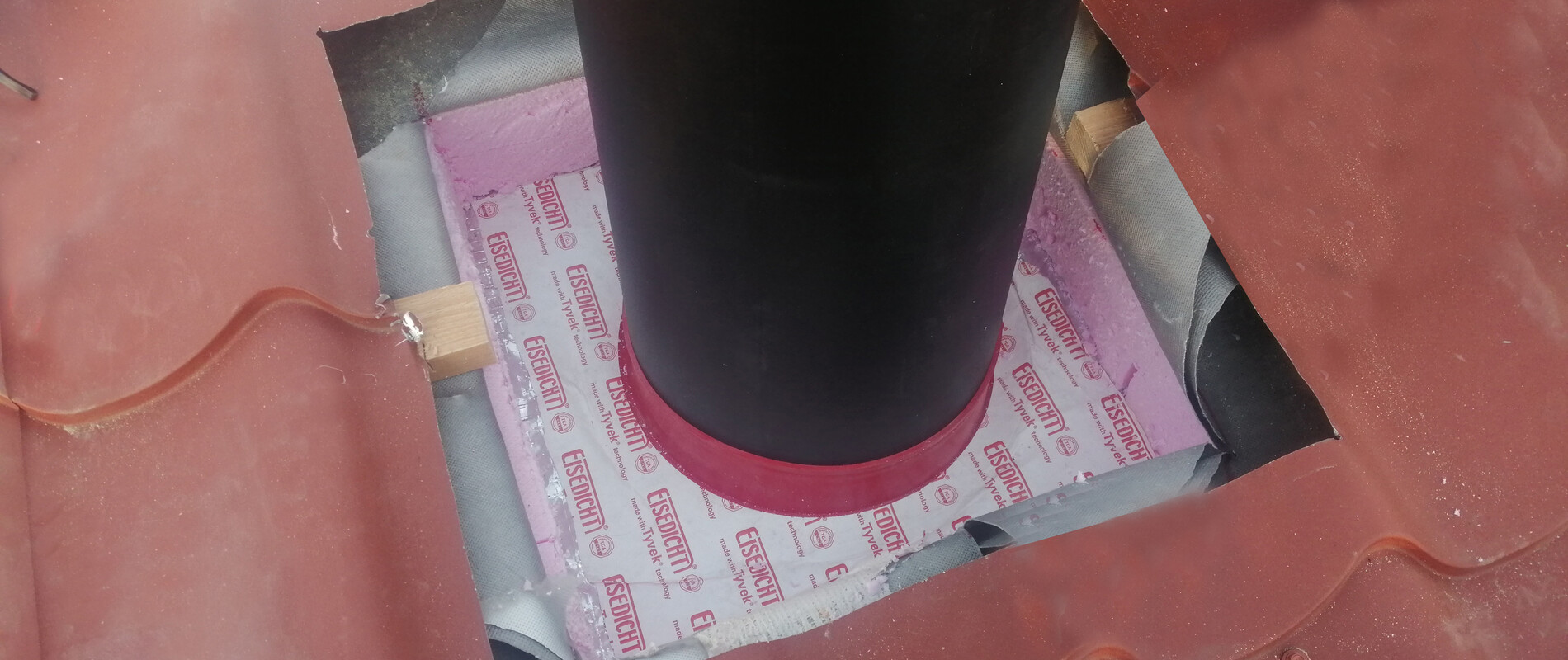 Použití Hotschott manžety při prostupu komínu střechou