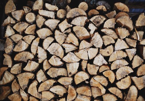 Gestapeltes Holz | © Patrick Tomasso
