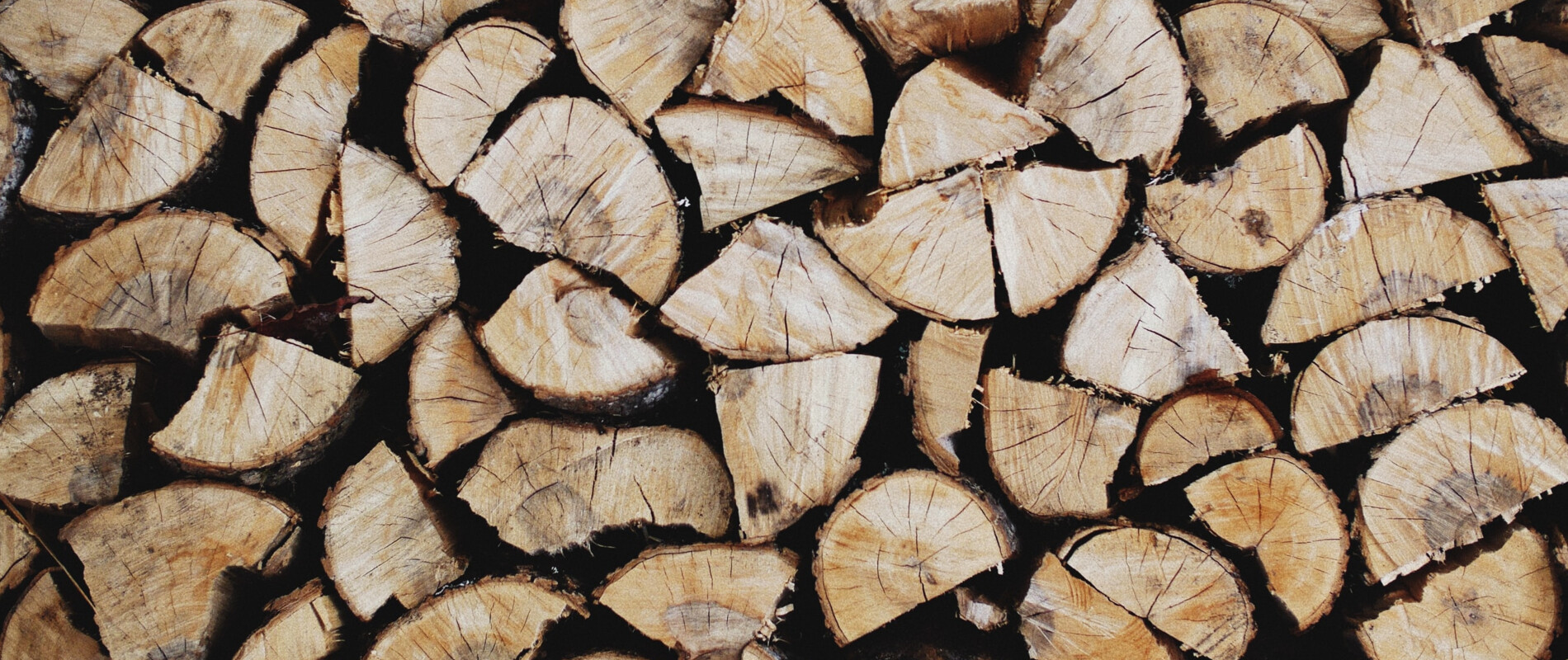 Skládané a štípané palivové dříví | © Patrick Tomasso
