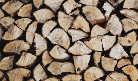 Brenholz gestapelt  | © Patrick Tomasso