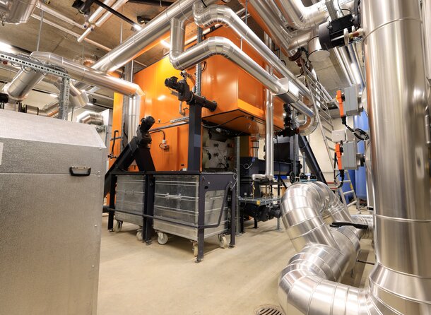 Hackschnitzelheizung mit Abgassystemen in Heizzentrale