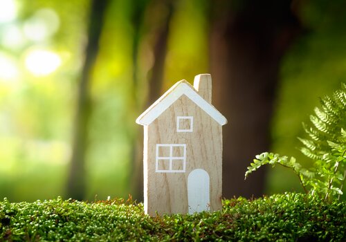 Modell eines Holzhauses im Wald